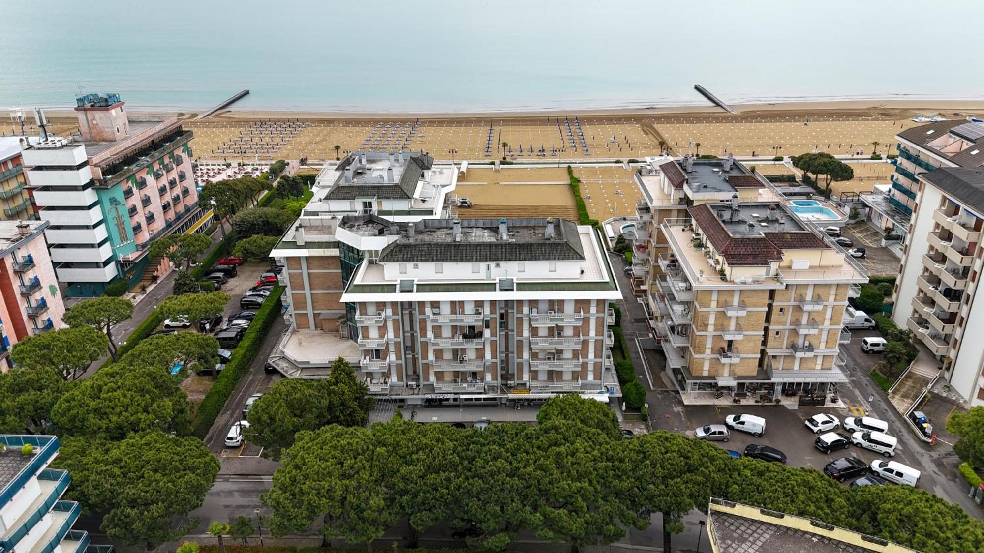 Jesolo Beach! Fronte Mare - Piscina Park E Posto Spiaggia Inclusi Bagian luar foto